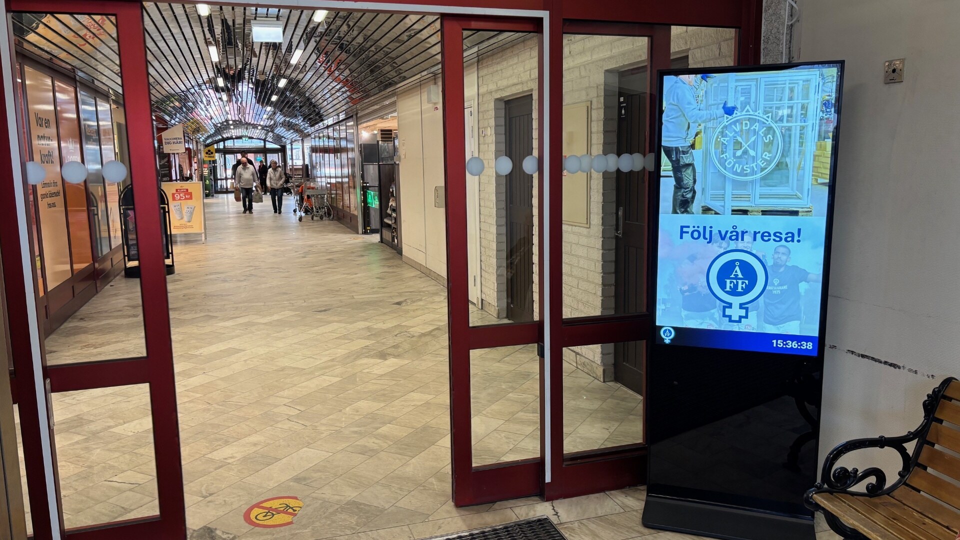 Spotti digital signage-skärm vid butiksentré